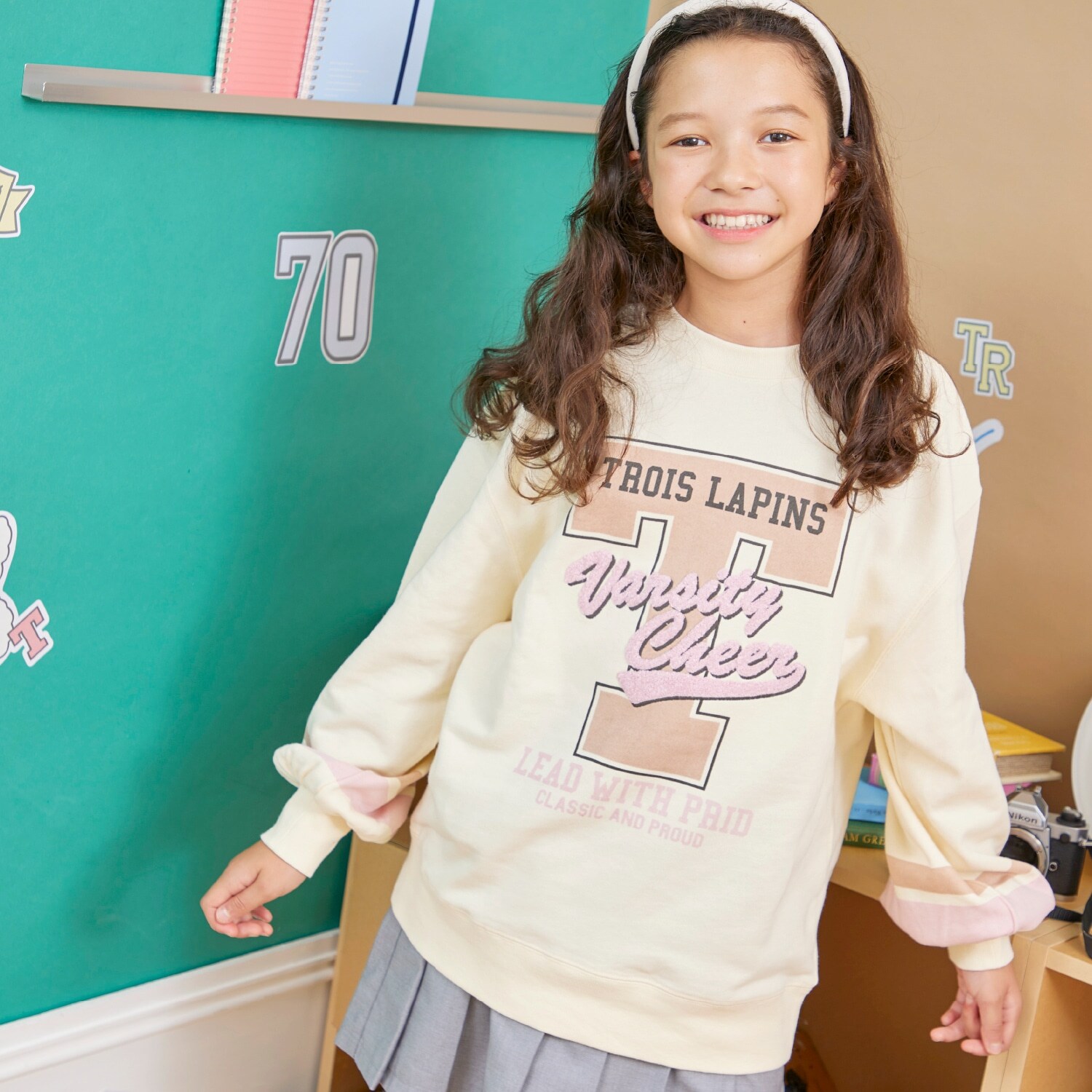 【Trois Lapins】 ビッグイニシャル カレッジトレーナー