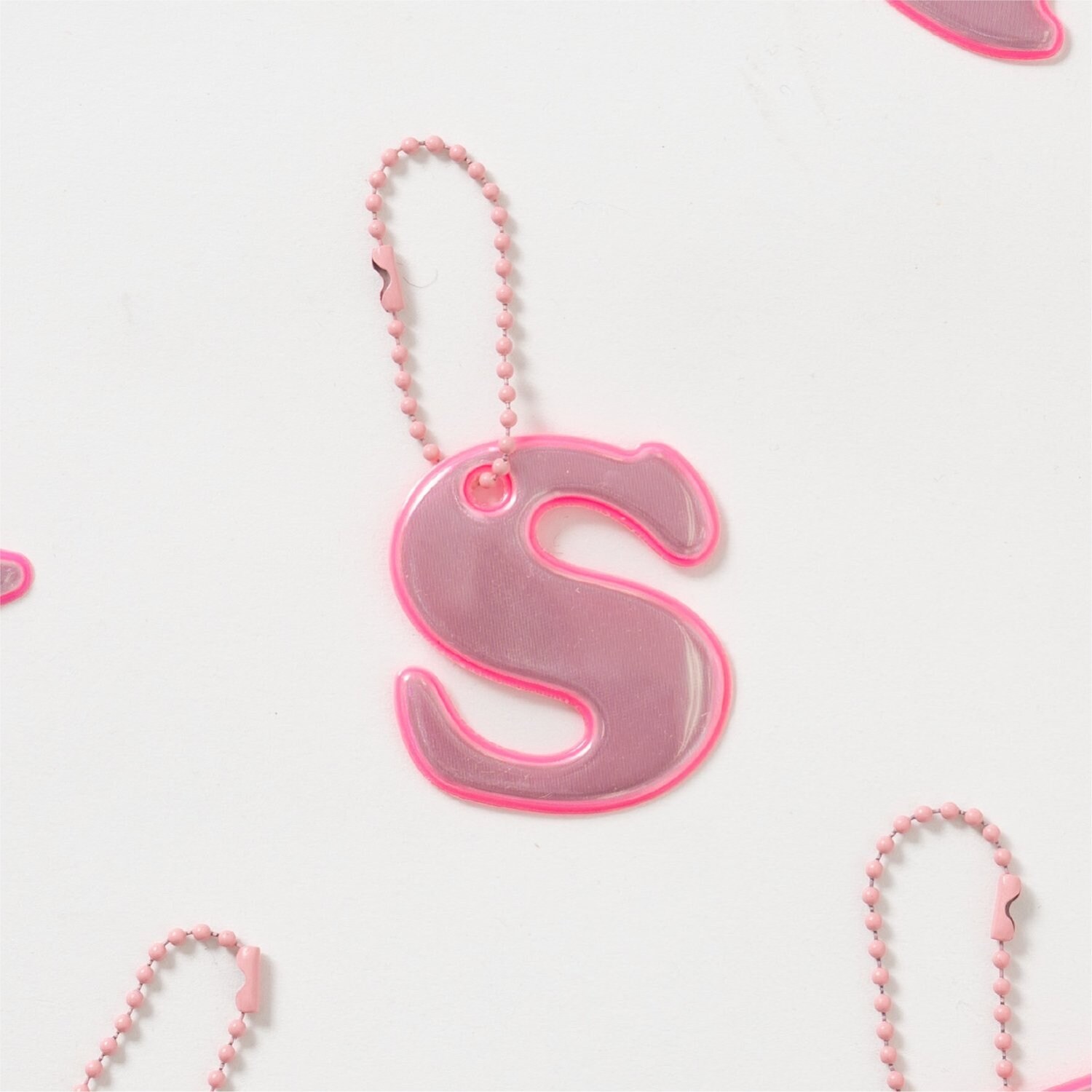 あんしんアルファベットリフレクターチャーム（ピンク）