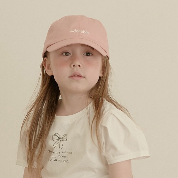 バックリボンロゴ刺しゅうキャップ