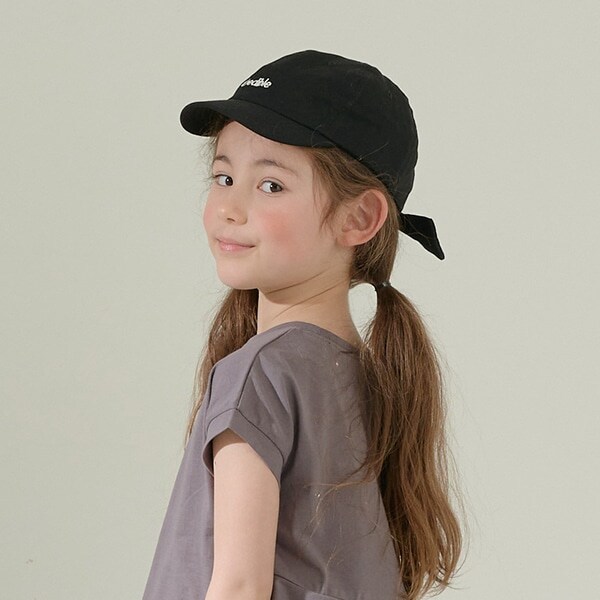 バックリボンロゴ刺しゅうキャップ