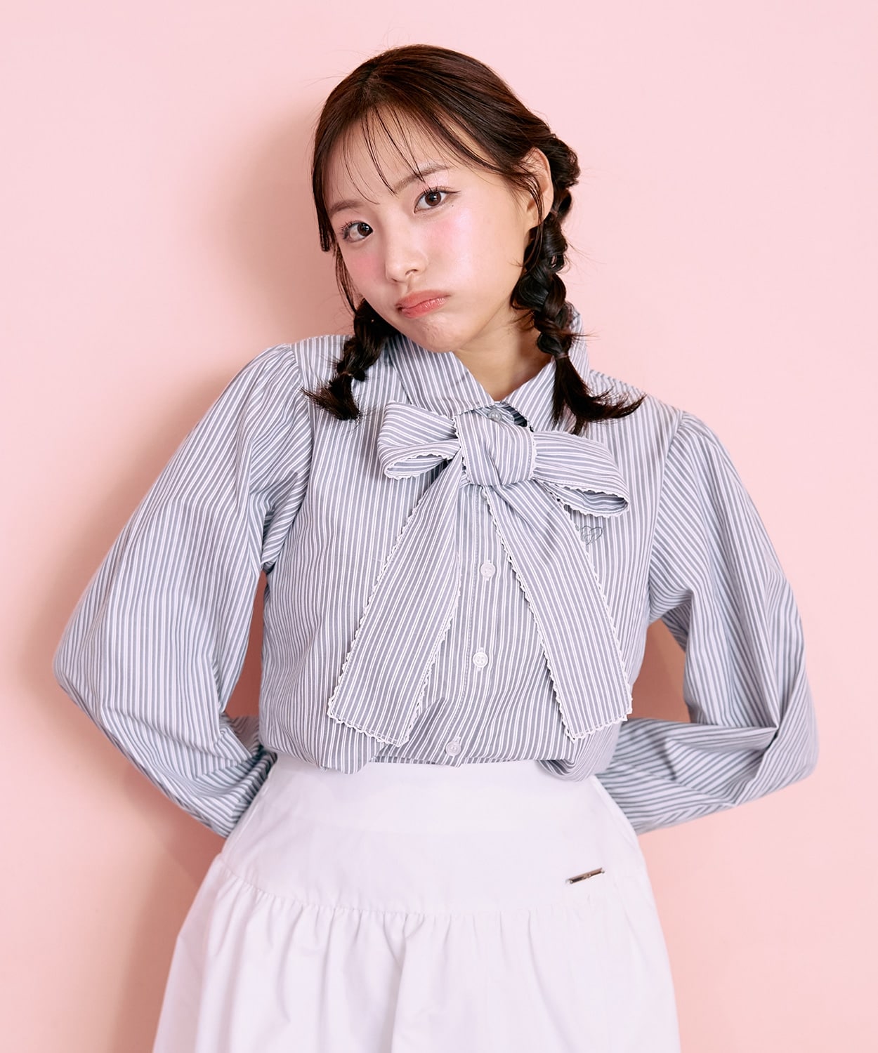 ボウタイロゴ刺しゅうシャツ【韓国ファッション】 | Mi-je（ミジェ）