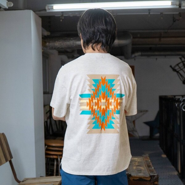 【Penfield】【防汚加工】ネイティブ柄バックプリント半袖Tシャツ