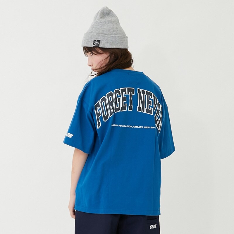 【大人向けサイズあり】【FORGETNEVER】バックアーチカレッジロゴ半袖Tシャツ_GLSW