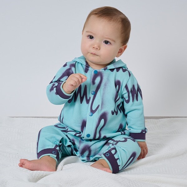 スプレーロゴ裏毛フードカバーオール