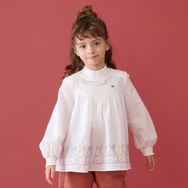 ラビット裾刺しゅうシャーリングブラウス