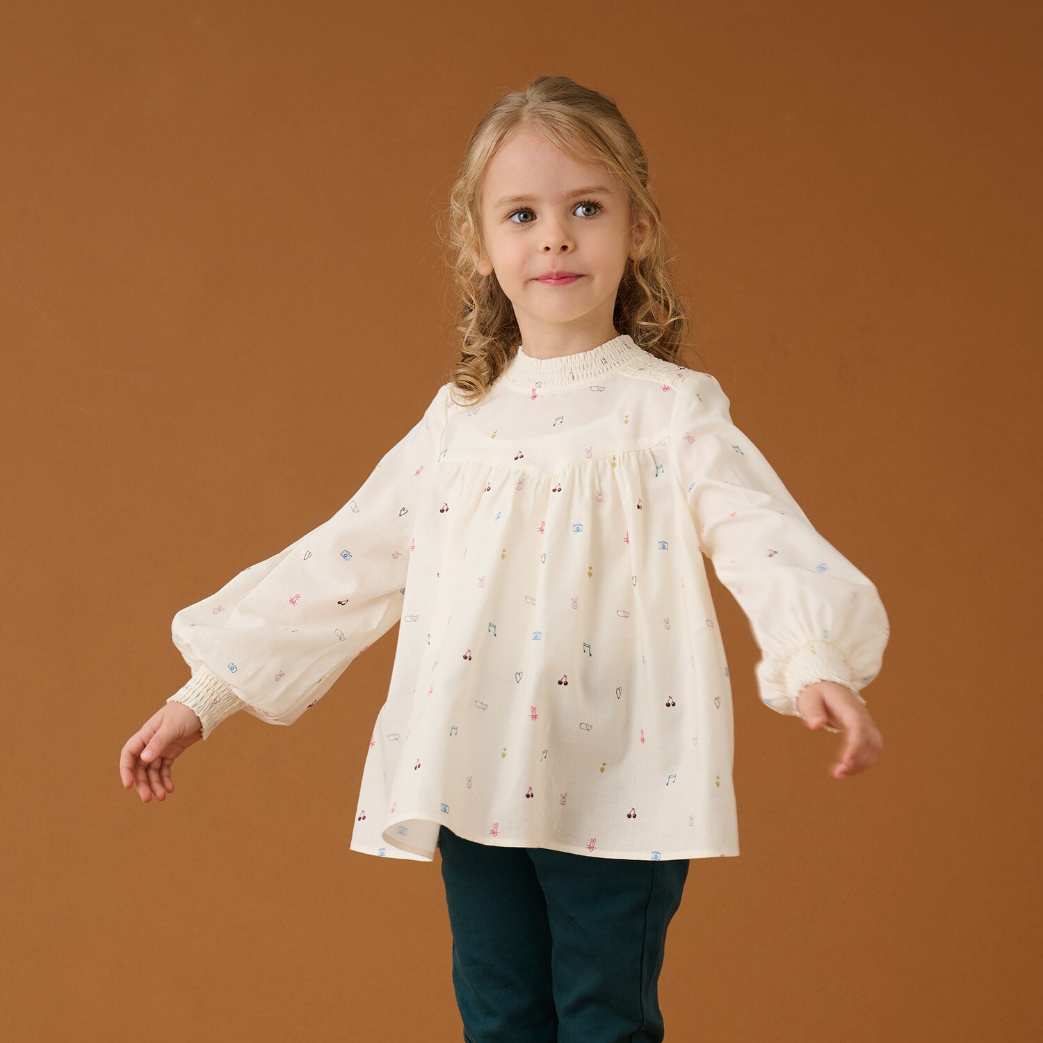 ドゥードゥル柄シャーリングブラウス