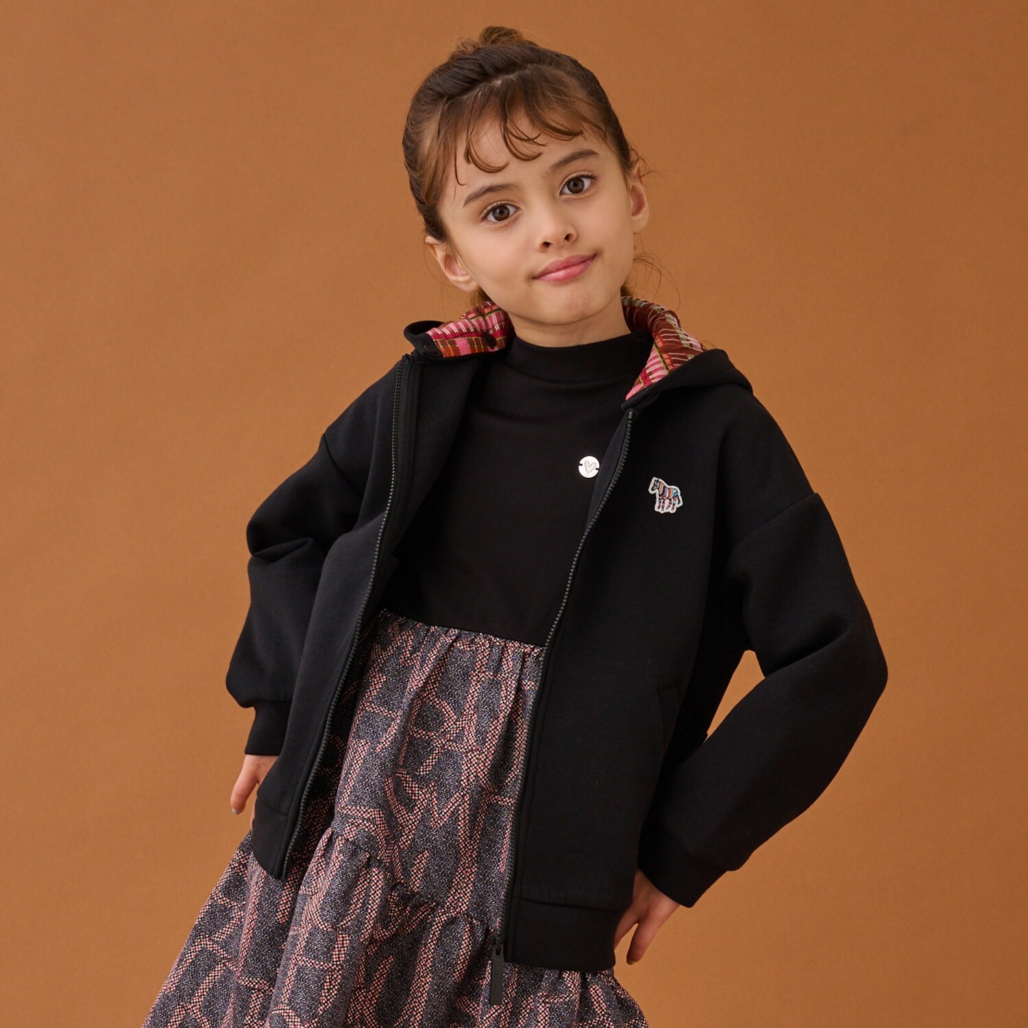 バックロゴエンボスジップパーカ