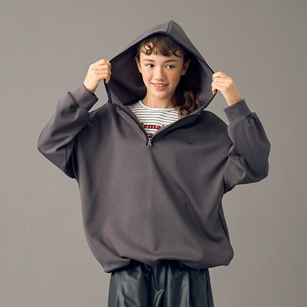 【AMI】ハーフジップパイピングデザインダンボールパーカ
