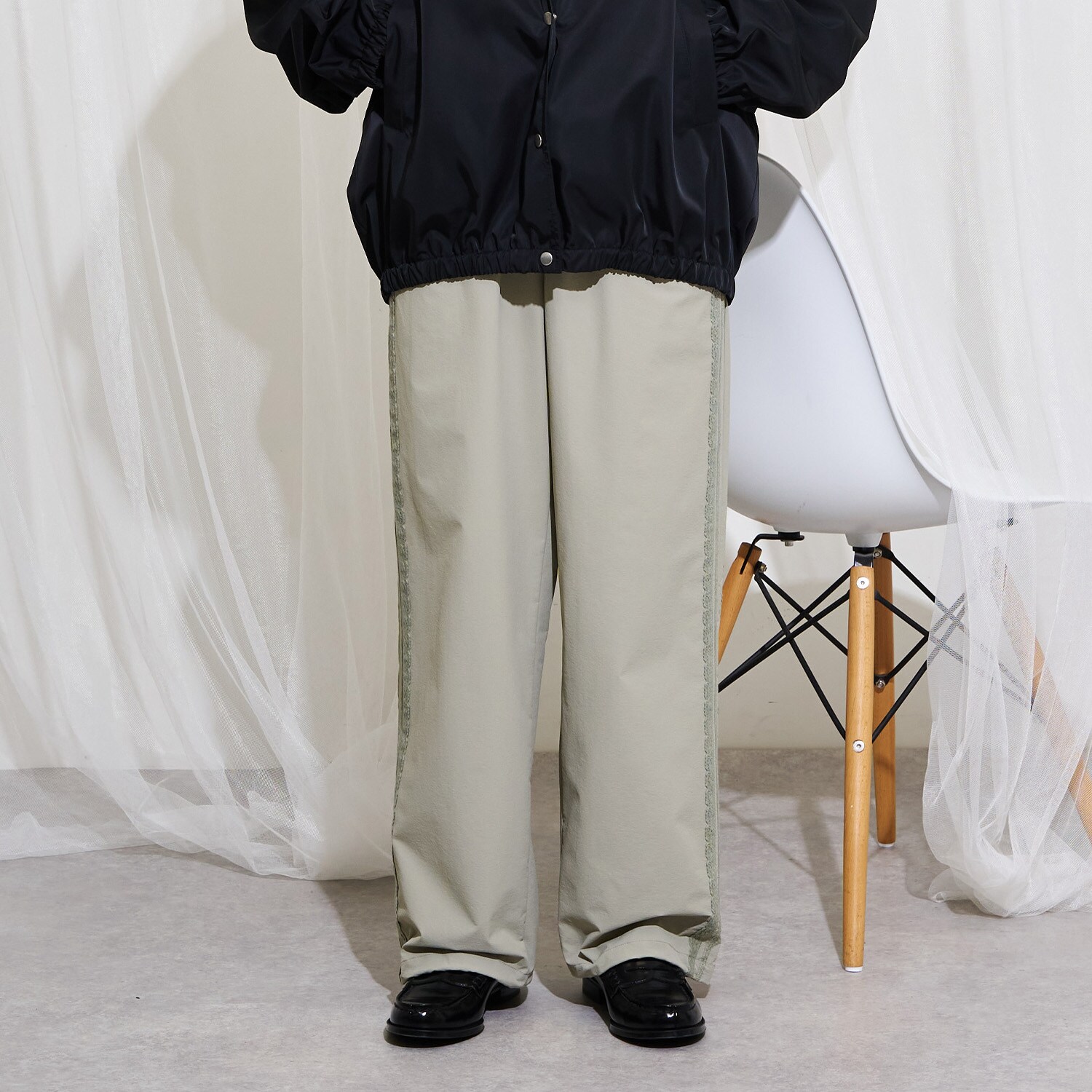 【AMI】機能素材サイドラインパンツ