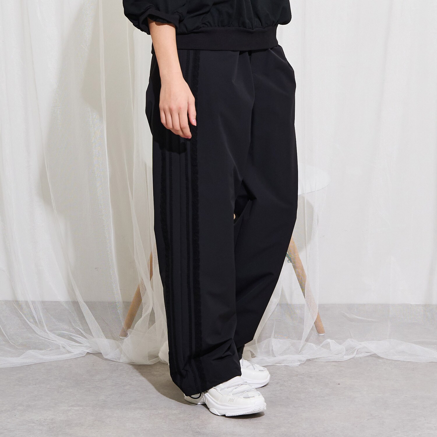 【AMI】機能素材サイドラインパンツ