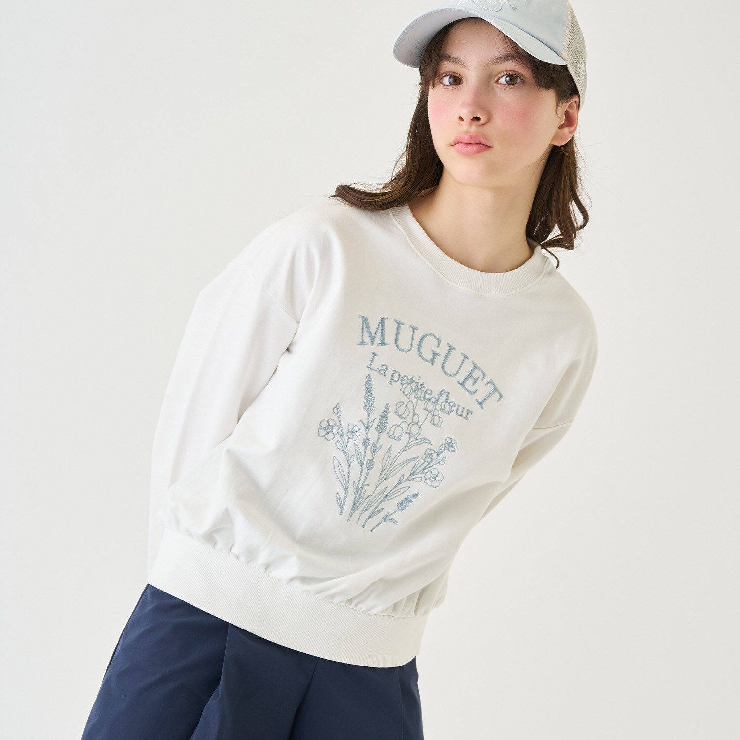 フラワー刺しゅうプルオーバー