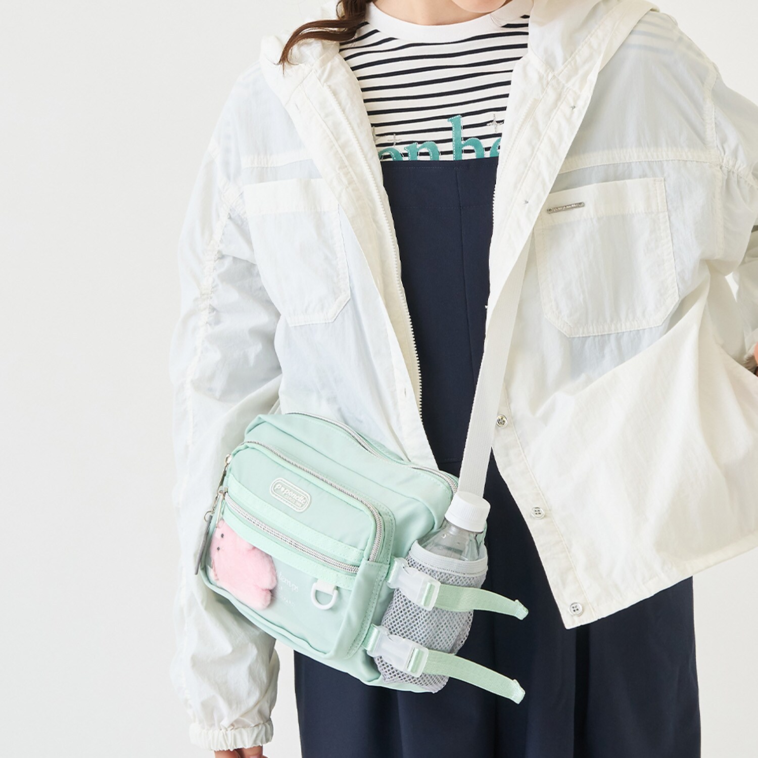 ペットボトル入れつきカジュアルショルダーバッグ