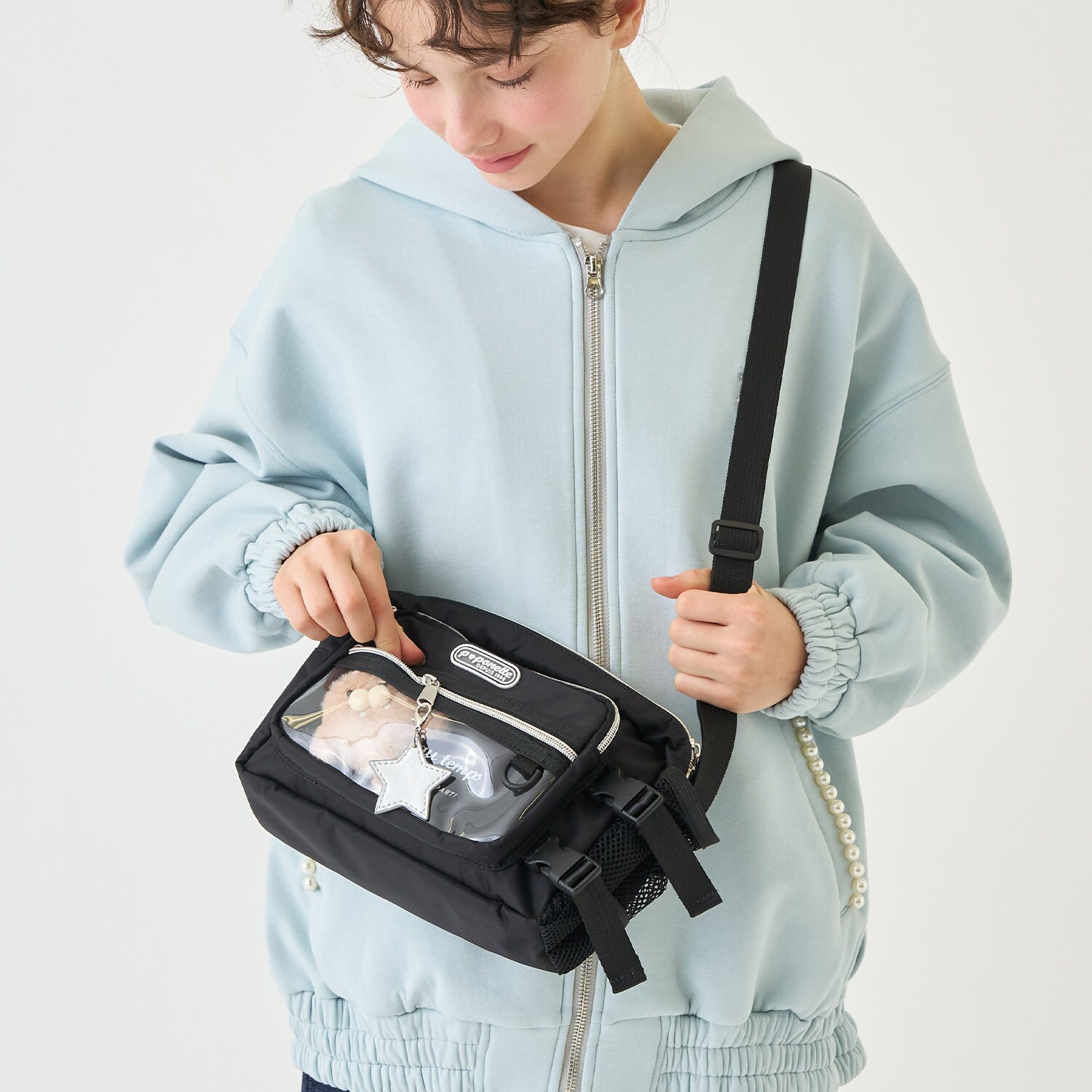 ペットボトル入れつきカジュアルショルダーバッグ