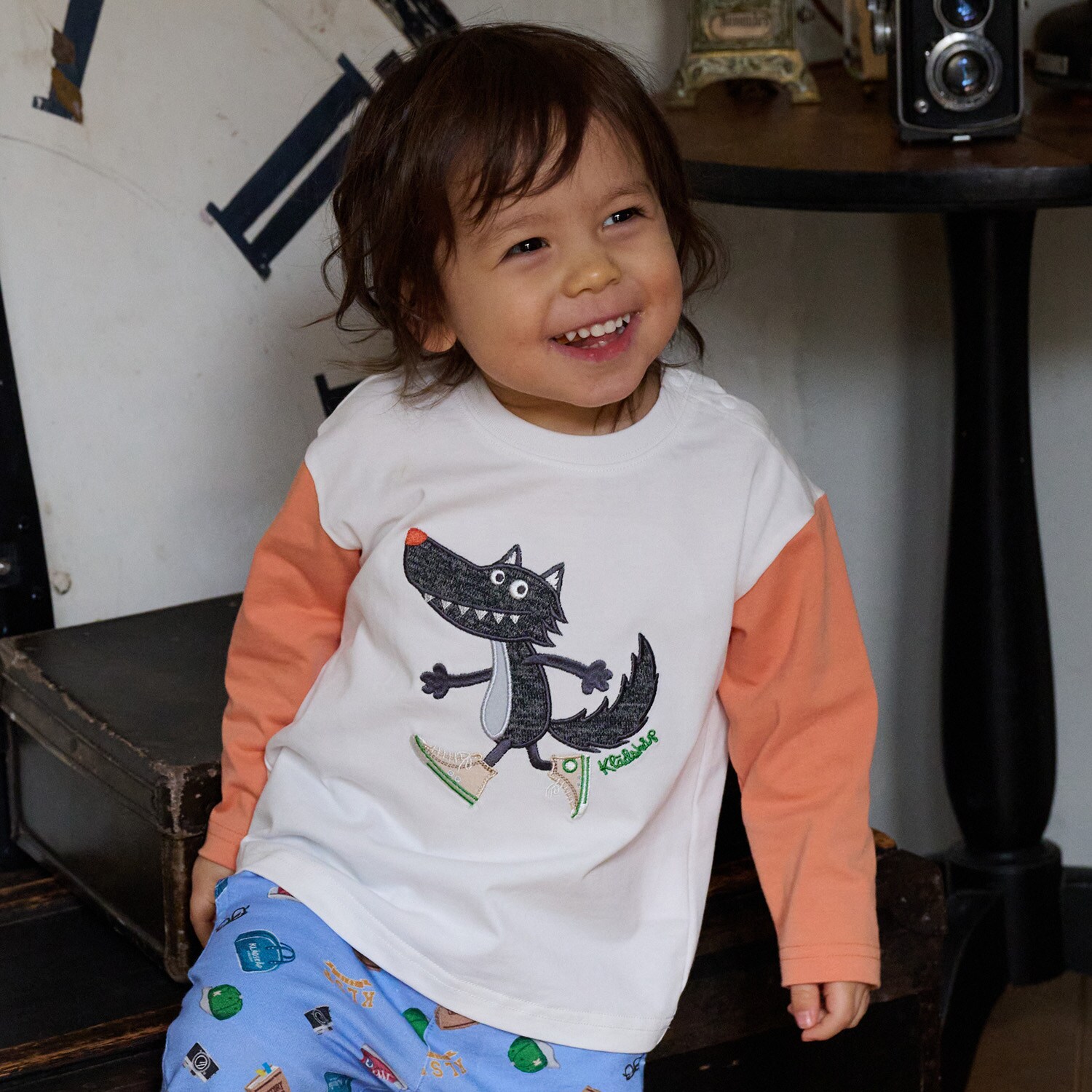 スニーカーオオカミ長袖Tシャツ