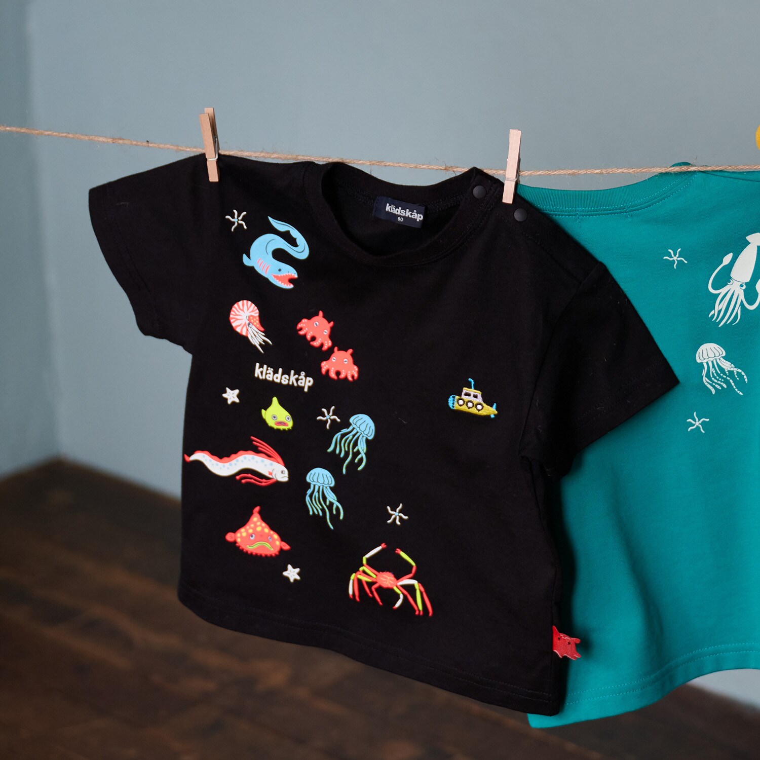 蓄光深海魚刺しゅう半袖Tシャツ