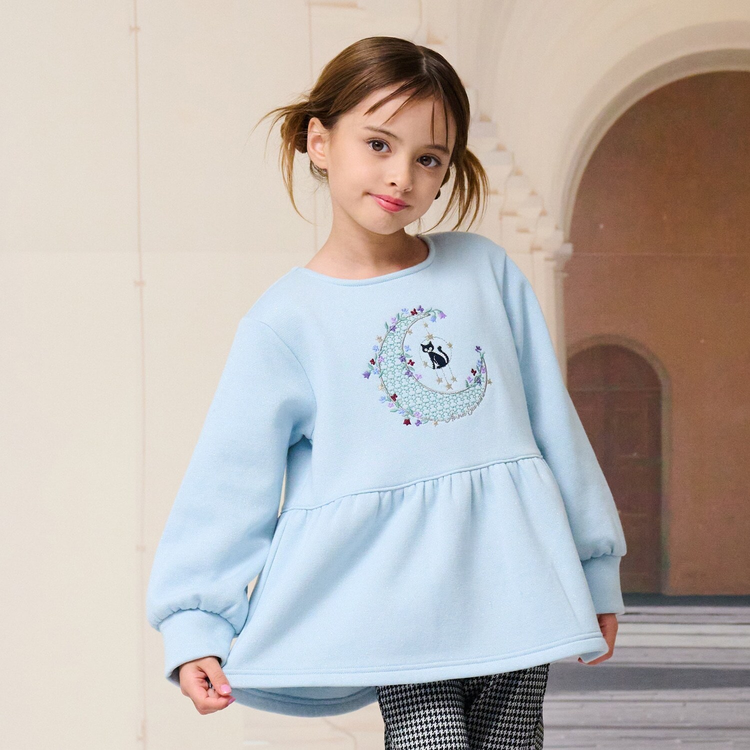 月ネコ刺しゅうトレーナー