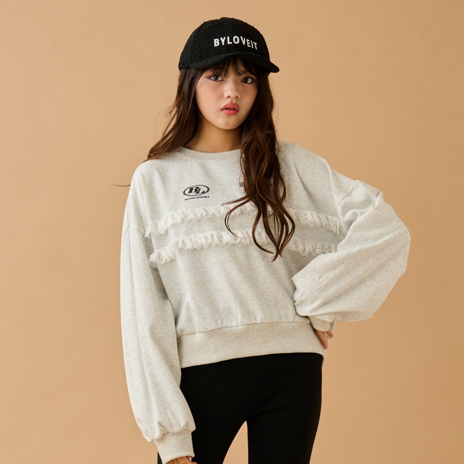 レースつきプルオーバー