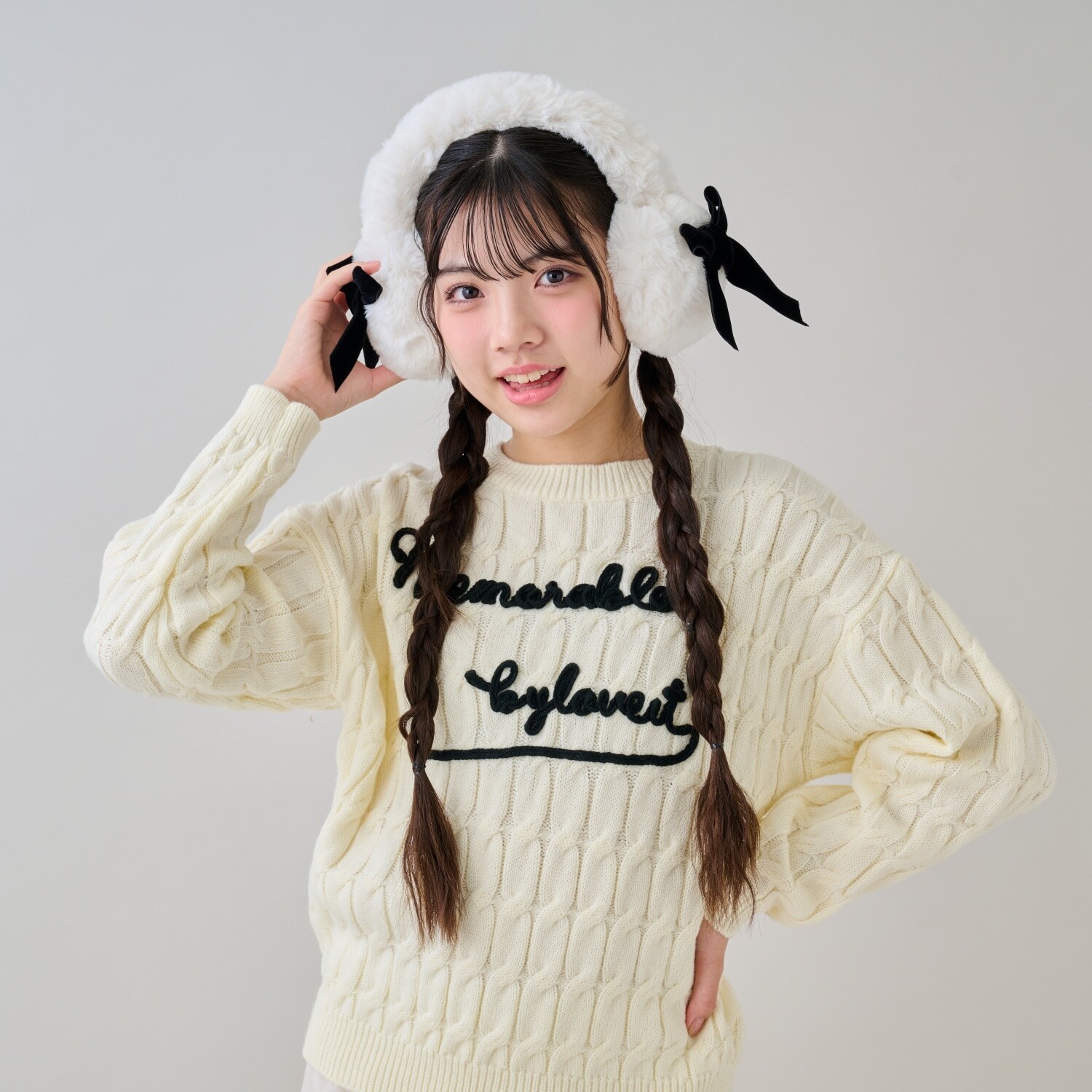 ケーブルコード刺しゅうニット