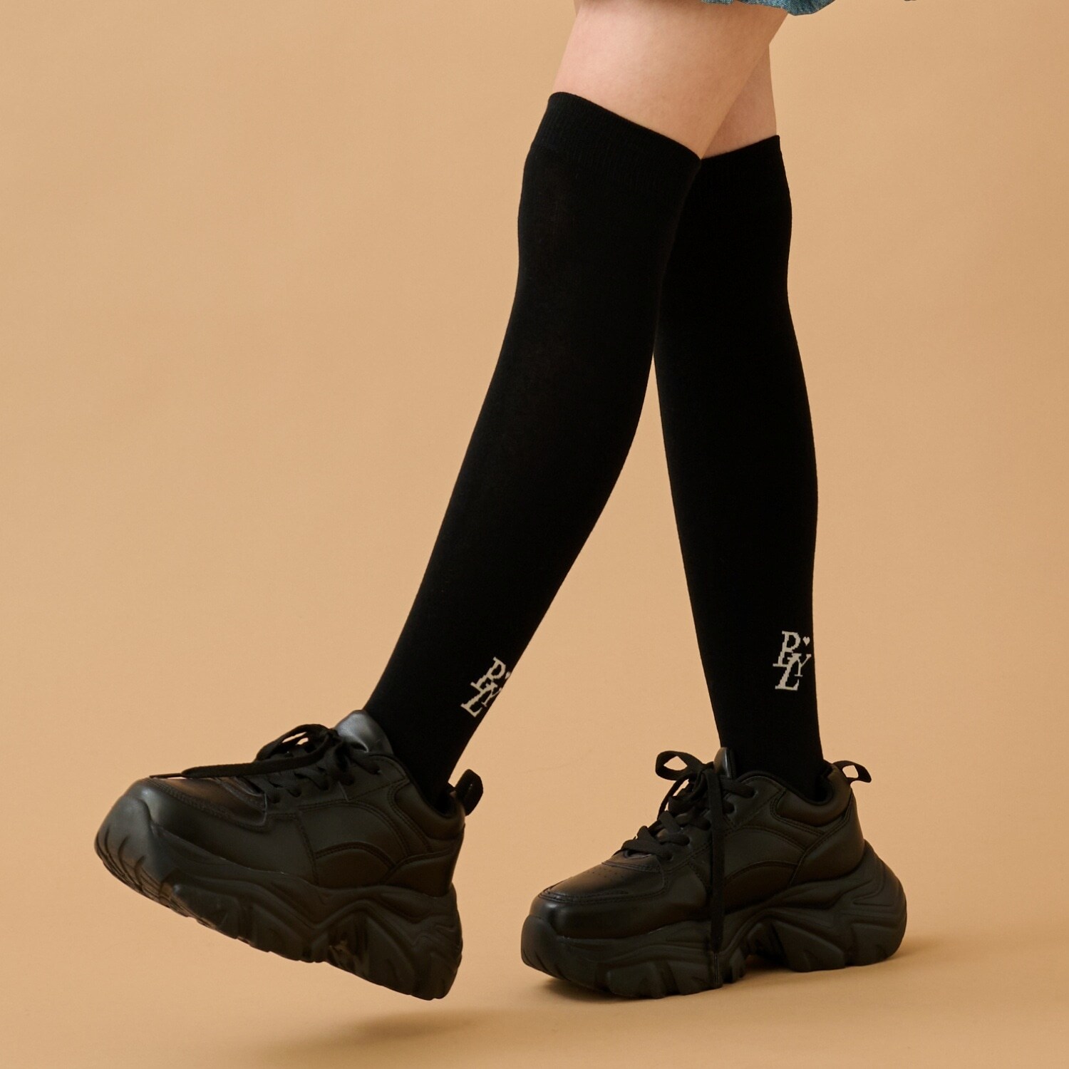 スーパーニーハイソックス