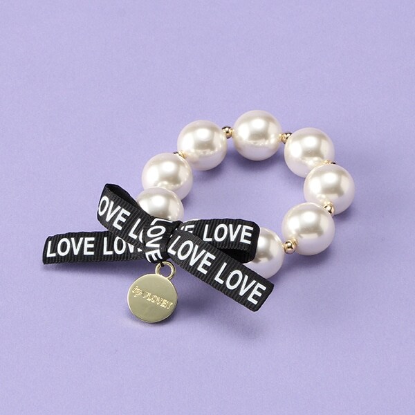 ロゴリボンつきパール調ブレスレット