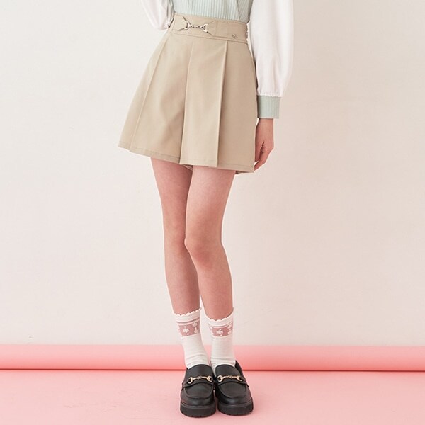 チェーンベルトつきショートパンツ