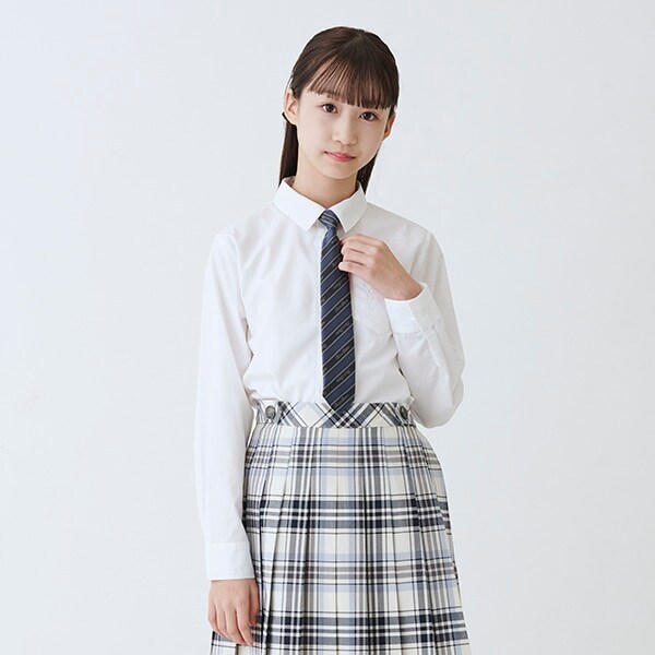 エンブレム刺しゅうブラウス