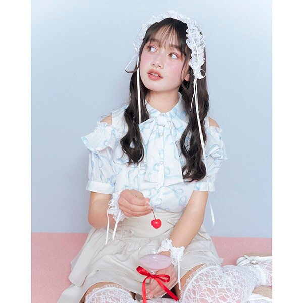【ニコ☆プチ・Cuugal掲載】リボン柄ボウタイつきフリルブラウス