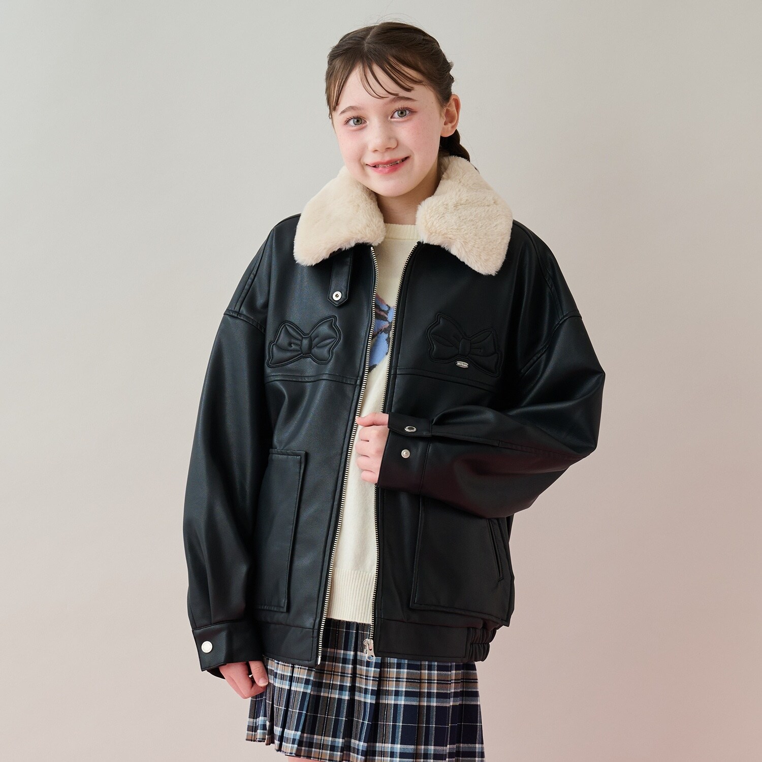 リボンアップリケ合皮ジャケット（フェイクファー衿つき）