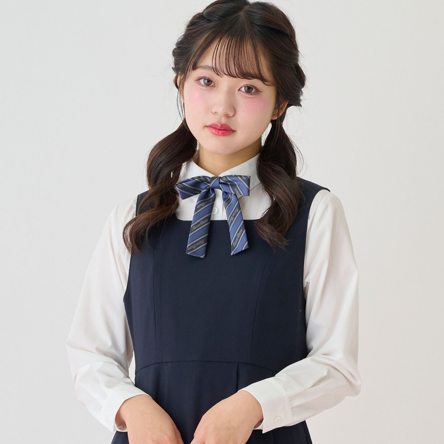 エンブレム刺しゅうブラウス