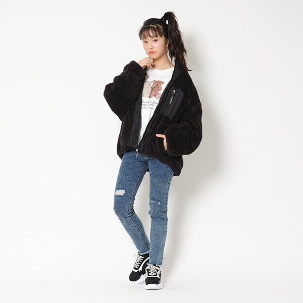 ロゴテープチャームつきボアブルゾン