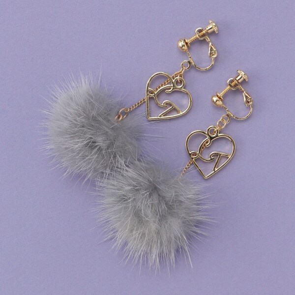 ファーポンポンイヤリング