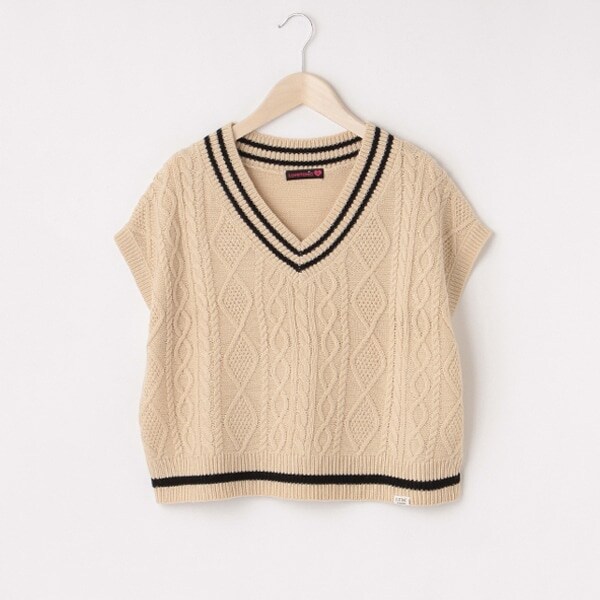 ケーブルニットベスト