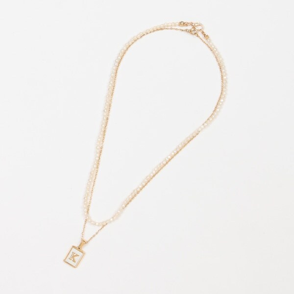 パールつきイニシャルネックレス