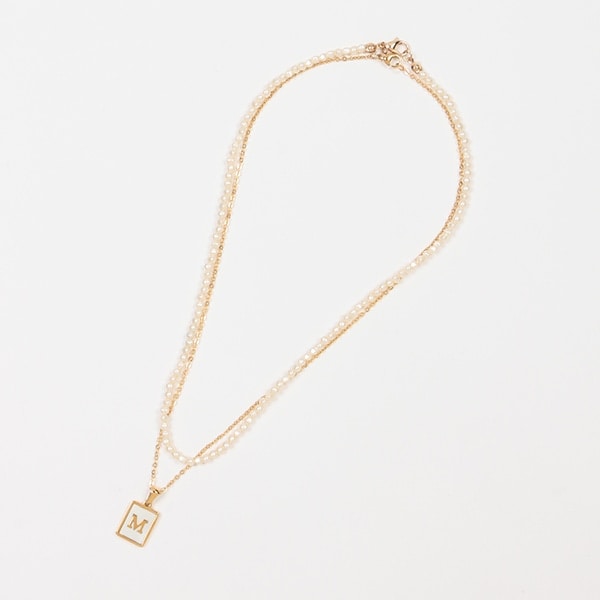 パールつきイニシャルネックレス
