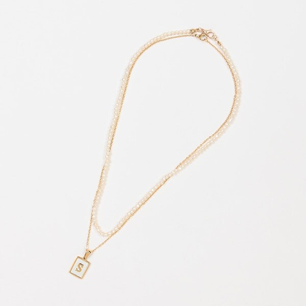 パールつきイニシャルネックレス