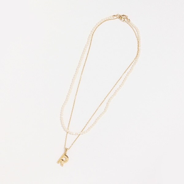 パールつきイニシャルネックレス