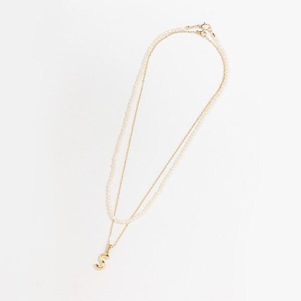 パールつきイニシャルネックレス