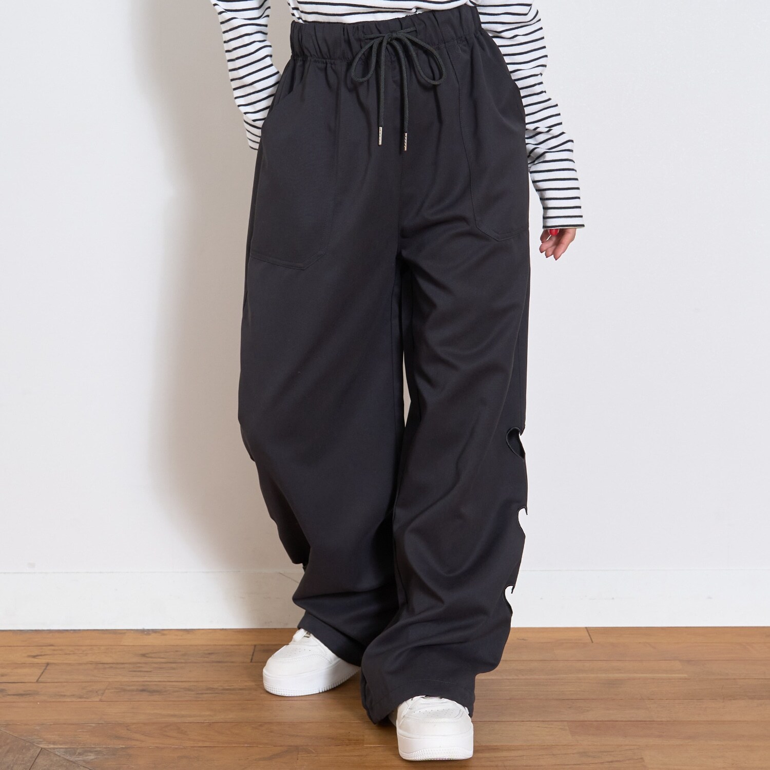 着映えくり抜きモチーフパンツ