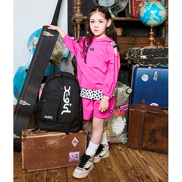 肩開きパーカー+総柄タンクトップ+ショートパンツ