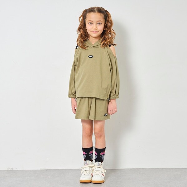 肩開きパーカー+総柄タンクトップ+ショートパンツ