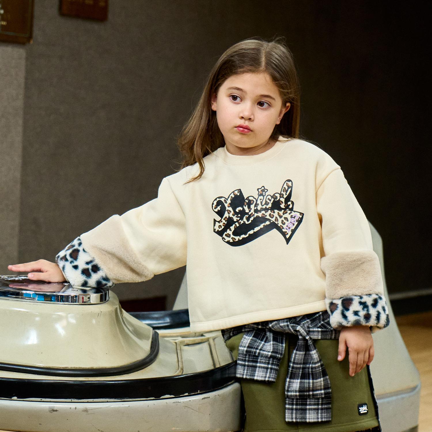 総柄ロゴファー袖裏起毛ショートトレーナー