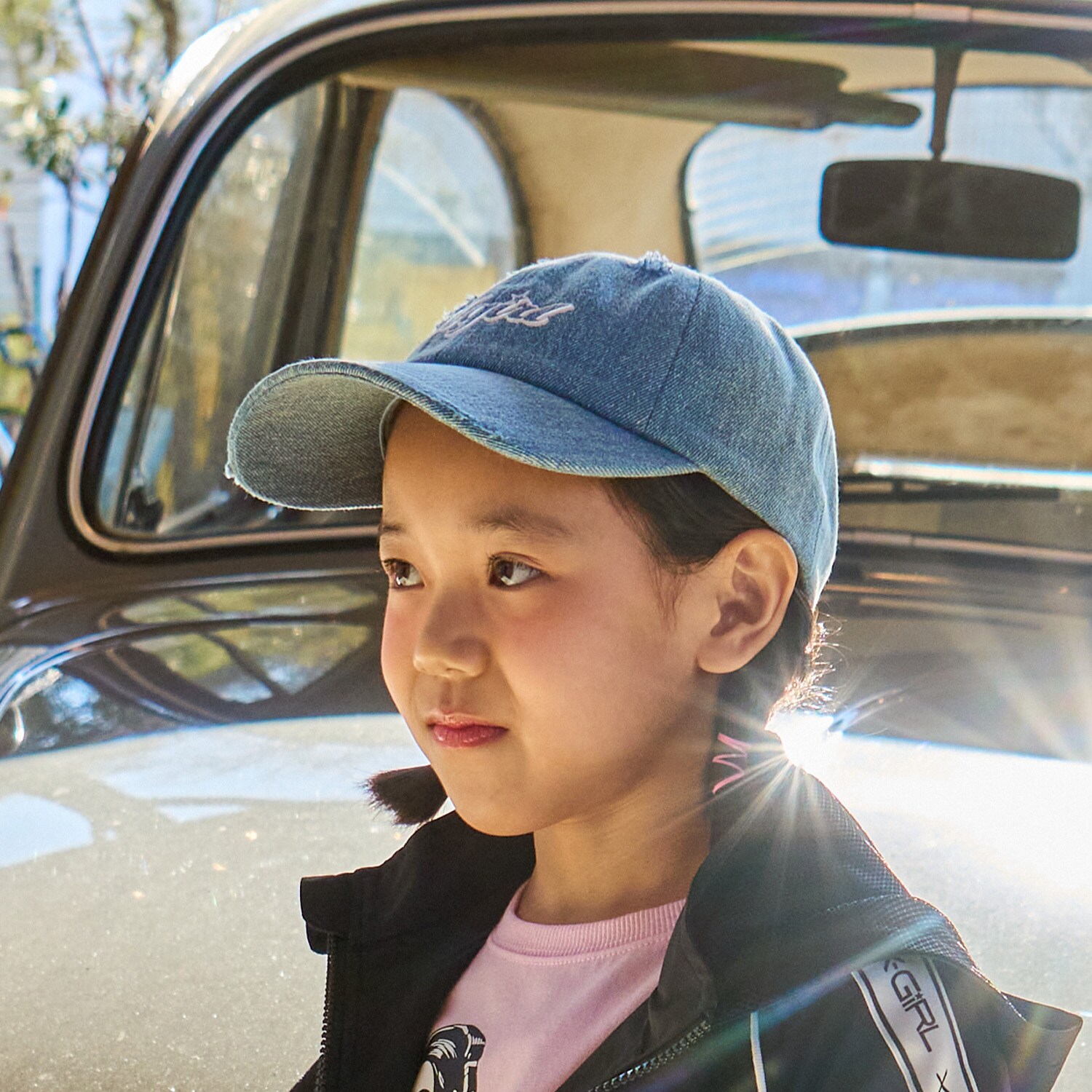 ロゴ刺しゅうダメージ加工キャップ