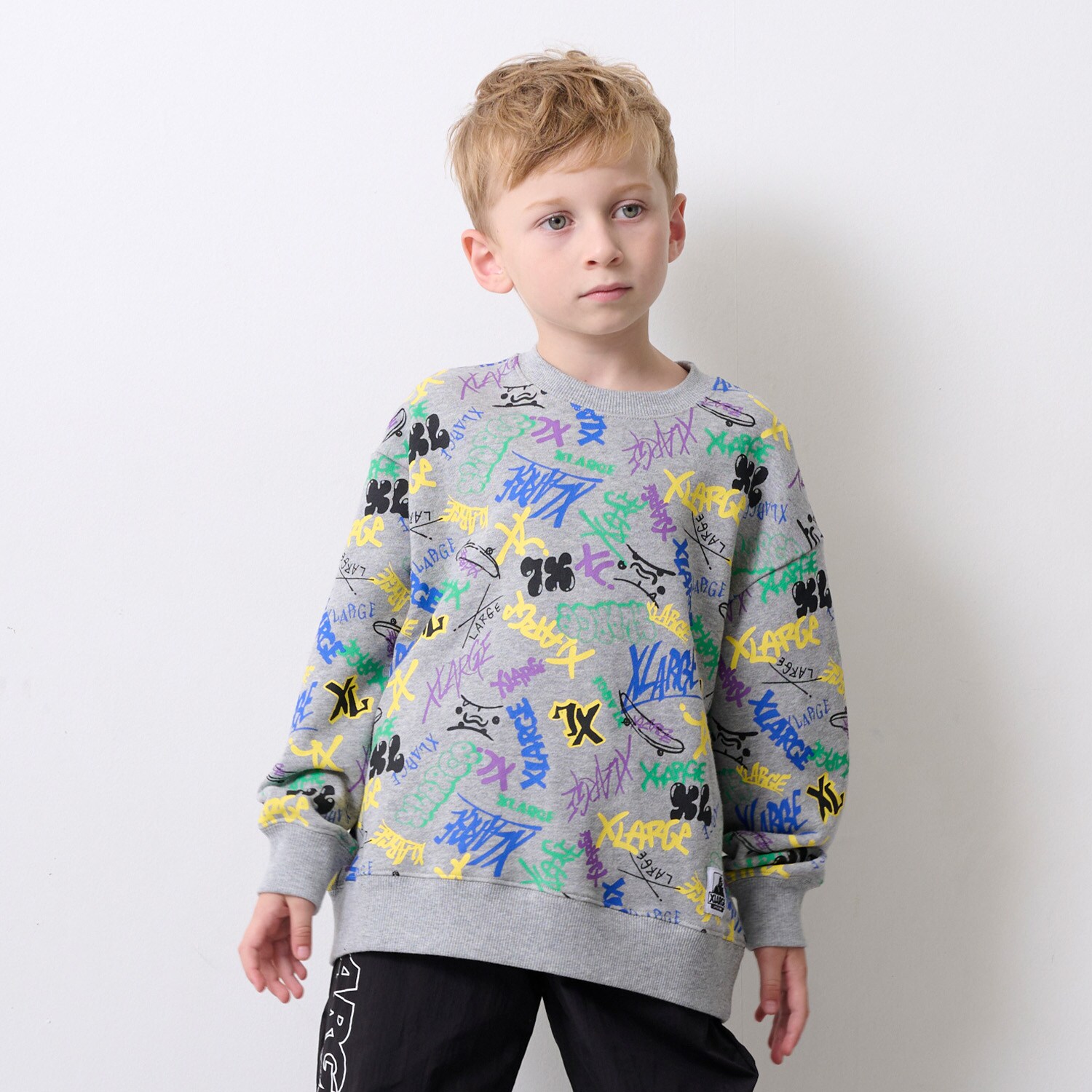 グラフィティロゴ総柄トレーナー