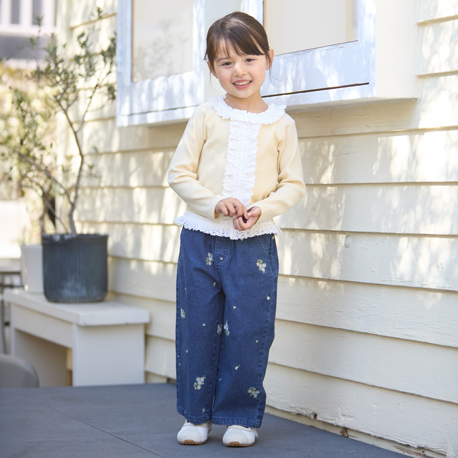 花刺しゅうデニムパンツ