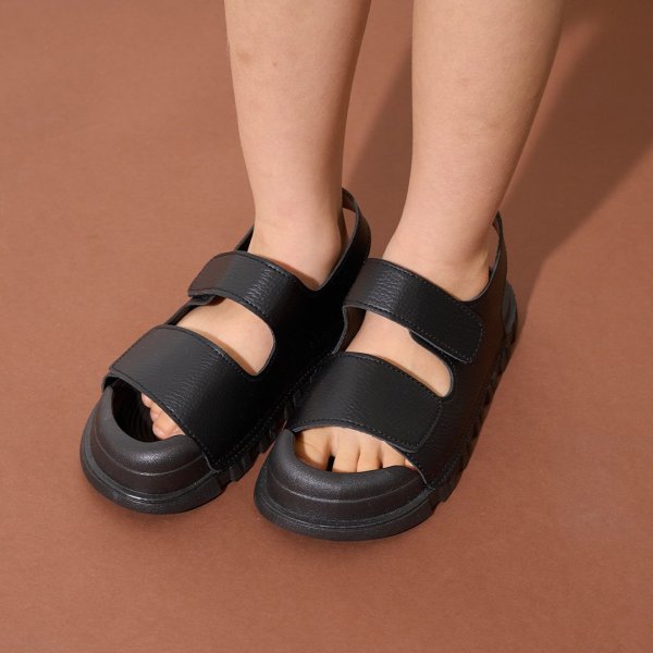 フロントカバーで安心合皮サンダル