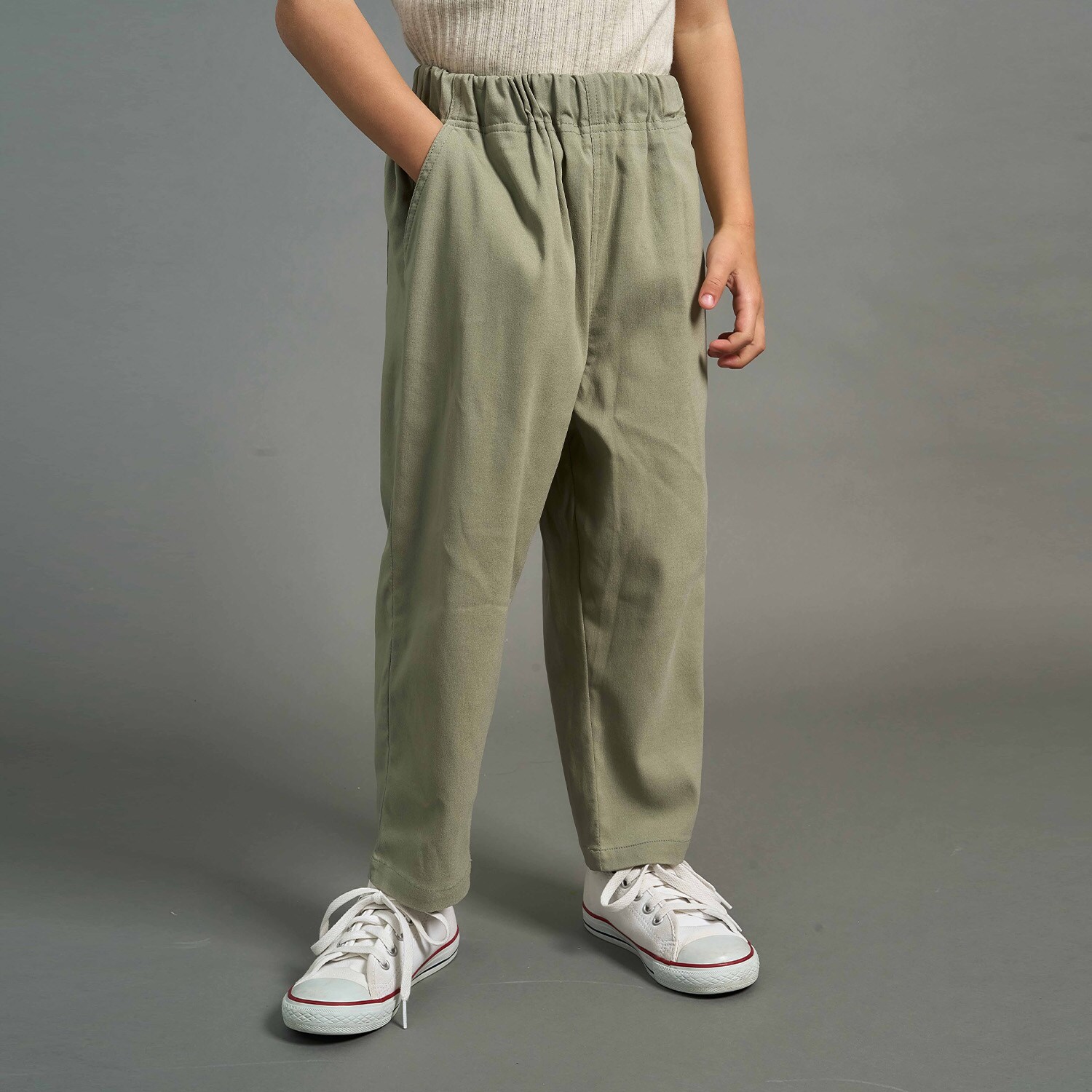 ゆったりシルエットのテーパードパンツ