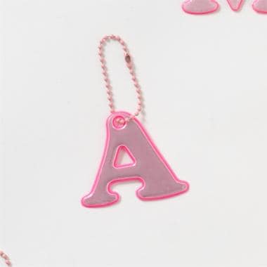 あんしんアルファベットリフレクターチャーム（ピンク）