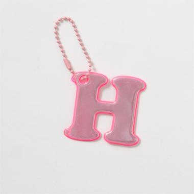 あんしんアルファベットリフレクターチャーム（ピンク）