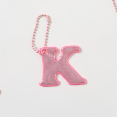 あんしんアルファベットリフレクターチャーム（ピンク）
