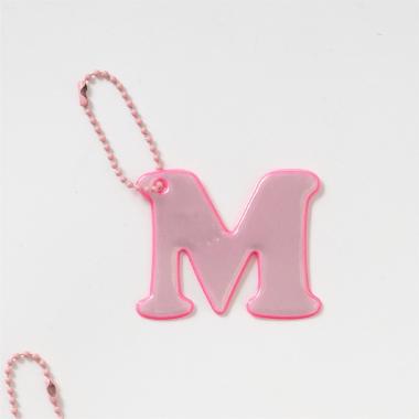 あんしんアルファベットリフレクターチャーム（ピンク）